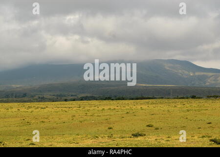 Le mont Longonot vu de Nairobi- Kenya, la route de Nakuru Banque D'Images