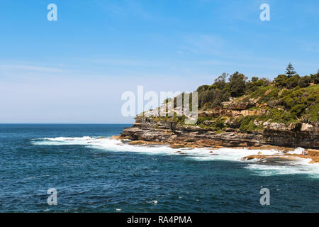 Falaises de la promenade côtière de la plage de Bondi à Coogee Beach à Sydney sur un Parfait bleu jour en été (Sydney, Nouvelle-Galles du Sud, Australie) Banque D'Images