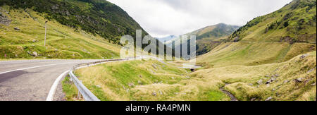 Vue perspective de montagne route Transfagarasan. L'une des plus belles routes d'Europe, Roumanie Banque D'Images