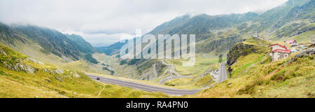 Vue perspective de montagne route Transfagarasan. L'une des plus belles routes d'Europe, Roumanie Banque D'Images