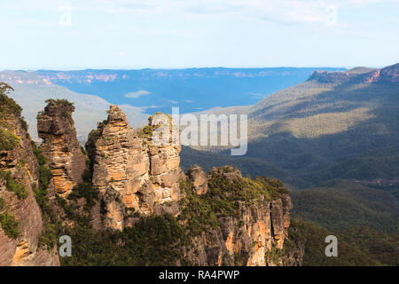 Vue sur les trois soeurs à Katoomba avec une vallée des montagnes bleues à l'arrière-plan (Sydney, Nouvelle-Galles du Sud, Australie) Banque D'Images