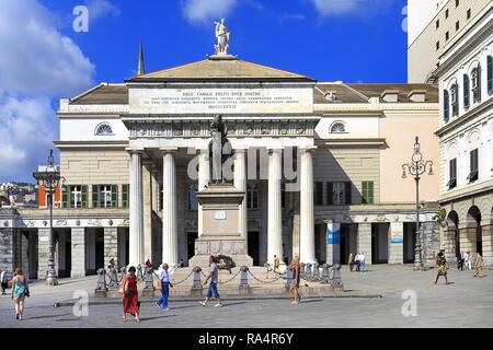 Wlochy - Ligurie - Gênes - plac Piazza de Ferrari - pomnik j Giuseppe Garibaldi Teatro Carlo Felice Italie - Ligurie - Gênes - La Piazza de Ferrari - monument Giuseppe Garibaldi et Teatro Carlo F Banque D'Images