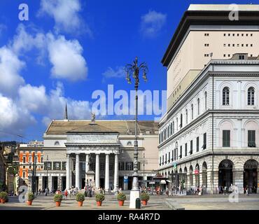 Wlochy - Ligurie - Gênes - plac Piazza de Ferrari - pomnik j Giuseppe Garibaldi Teatro Carlo Felice Italie - Ligurie - Gênes - La Piazza de Ferrari - monument Giuseppe Garibaldi et Teatro Carlo F Banque D'Images