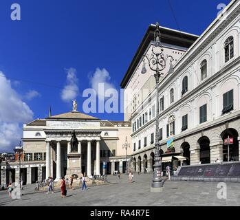 Wlochy - Ligurie - Gênes - plac Piazza de Ferrari - pomnik j Giuseppe Garibaldi Teatro Carlo Felice Italie - Ligurie - Gênes - La Piazza de Ferrari - monument Giuseppe Garibaldi et Teatro Carlo F Banque D'Images