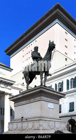 Wlochy - Ligurie - Gênes - plac Piazza de Ferrari - pomnik j Giuseppe Garibaldi Teatro Carlo Felice Italie - Ligurie - Gênes - La Piazza de Ferrari - monument Giuseppe Garibaldi et Teatro Carlo F Banque D'Images