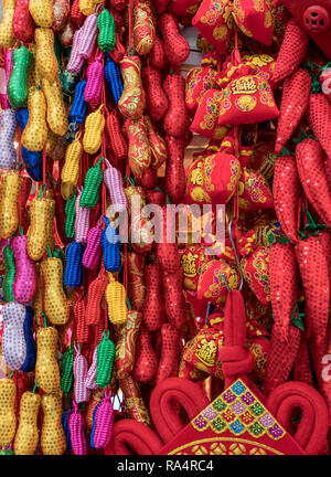 Hanging red nouvelle année cadeaux et décoration en arcade Banque D'Images