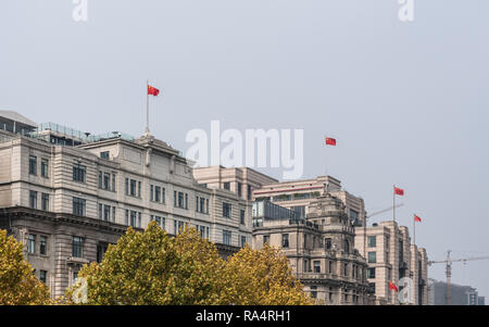 Bâtiments historiques avec des drapeaux chinois sur le Bund à Shanghai Banque D'Images