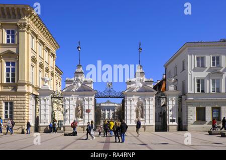 Warszawa, Pologne - Uniwersytet Warszawski, brama historyczna glowna przy ul. Krakowskie Przedmiescie Varsovie, Pologne - Varsovie University main campus - historique de la porte principale à la Krakowskie Przedmiescie Banque D'Images