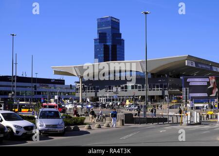 Polska, Warszawa - Srodmiescie - Dworzec kolejowy PKP - Warszawa Centralna wiezowce centrum Warszawy - Al. Jerozolimskie - Emilii Plater Varsovie, Pologne - la gare centrale de Varsovie et moderne skys Banque D'Images