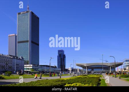 Polska, Warszawa - Srodmiescie - Dworzec kolejowy PKP - Warszawa Centralna wiezowce centrum Warszawy - Al. Jerozolimskie - Emilii Plater Varsovie, Pologne - la gare centrale de Varsovie et moderne skys Banque D'Images