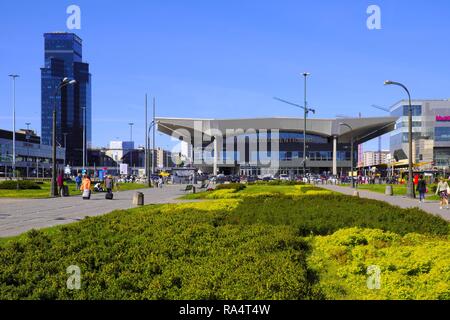 Polska, Warszawa - Srodmiescie - Dworzec kolejowy PKP - Warszawa Centralna wiezowce centrum Warszawy - Al. Jerozolimskie - Emilii Plater Varsovie, Pologne - la gare centrale de Varsovie et moderne skys Banque D'Images