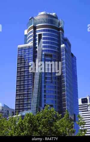 Varsovie, Mazovie / Pologne - 2018/06/08 : Vue panoramique du centre-ville avec des gratte-ciel modernes Spektrum à 18 rue Twarda Banque D'Images