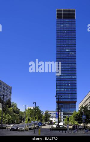 Varsovie, Mazovie / Pologne - 2018/06/08 : Vue panoramique du centre-ville avec des gratte-ciel modernes au 2/4 rue Twarda cosmopolite Banque D'Images