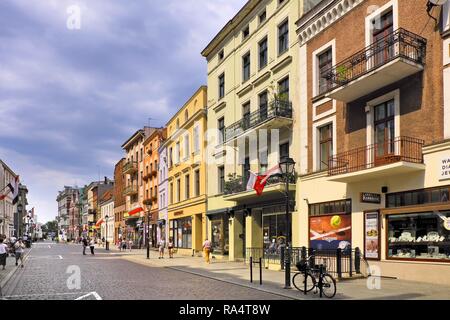 Torun, Pologne / Kujavian-Pomeranian - 2018/06/10 : quartier historique de la vieille ville de Torun - Chelminska rue avec des logements traditionnels Banque D'Images