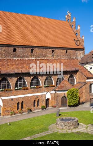 Olsztyn, Warmian-Masurian / Pologne - 2018/06/16 : l'aile principale et la cour intérieure du château des évêques Warminsko Mazurskie dans quartier historique de la vieille ville d'Olsztyn Banque D'Images