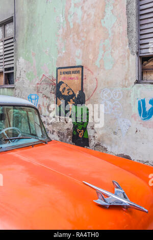 Gros plan vieux classique orange chevrolet bel air voiture américaine devant la figure révolutionnaire de Street art Che Guevara chromé avion mascotte havana cuba Banque D'Images