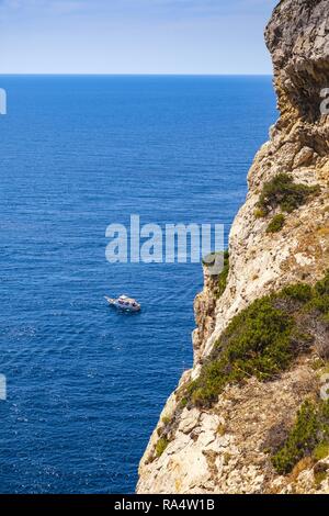 Alghero, Sardaigne / ITALIE - 2018/08/11 : Vue panoramique sur le golfe d'Alghero et les falaises du cap Cappo Caccia sur la grotte de Neptune Banque D'Images