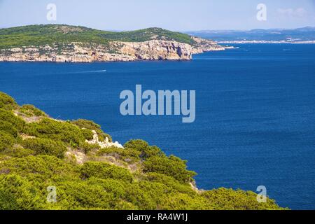 Alghero, Sardaigne / ITALIE - 2018/08/11 : Vue panoramique sur le golfe d'Alghero et falaises de Punta del Giglio et la ville d'Alghero en arrière-plan Banque D'Images