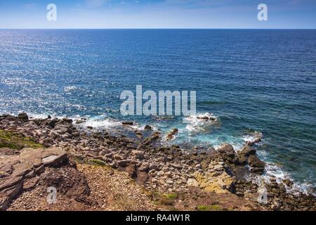 Alghero, Sardaigne / ITALIE - 2018/08/11 : Vue panoramique de la Cala Porticciolo golfe avec des falaises sur le golfe de Cala Viola dans le Parc Régional de Porto Conte Banque D'Images