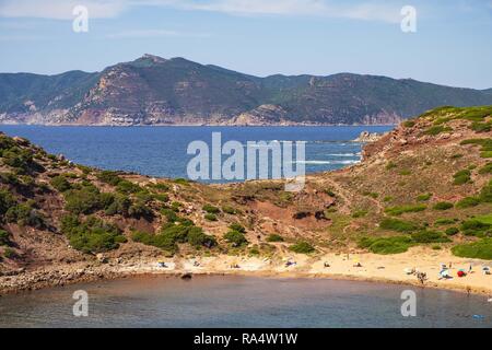 Alghero, Sardaigne / ITALIE - 2018/08/11 : Vue panoramique sur le golfe de Cala Porticciolo le Parc Régional de Porto Conte Banque D'Images