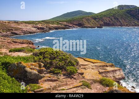 Alghero, Sardaigne / ITALIE - 2018/08/11 : Vue panoramique de la Cala Porticciolo golfe avec des falaises sur le golfe de Cala Viola dans le Parc Régional de Porto Conte Banque D'Images