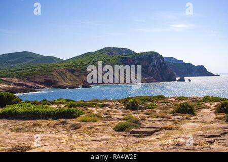 Alghero, Sardaigne / ITALIE - 2018/08/11 : Vue panoramique de la Cala Porticciolo golfe avec des falaises sur le golfe de Cala Viola dans le Parc Régional de Porto Conte Banque D'Images