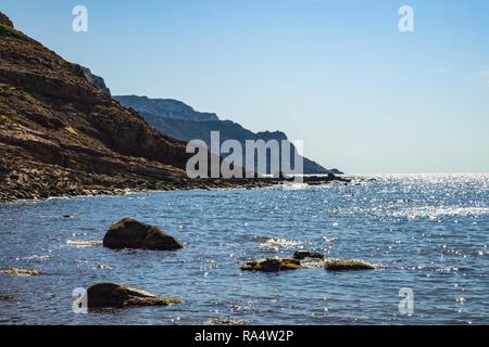Alghero, Sardaigne / ITALIE - 2018/08/11 : Vue panoramique de la Cala Porticciolo golfe avec des falaises sur le golfe de Cala Viola dans le Parc Régional de Porto Conte Banque D'Images