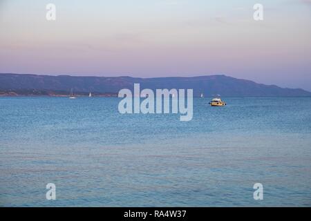 Alghero, Sardaigne / ITALIE - 2018/08/11 : Vue panoramique sur le golfe d'Alghero et de la ville de Fertilia dans le Parc Régional de Porto Conte Banque D'Images