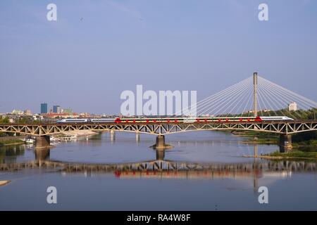Varsovie, Mazovie / Pologne - 2018/09/02 : Vue panoramique de la Vistule avec plus Srednicowy pont de chemin de fer et le nord du district de Varsovie Banque D'Images
