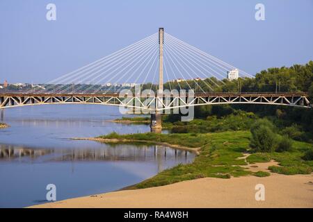 Varsovie, Mazovie / Pologne - 2018/09/02 : Vue panoramique de la Vistule avec plus Srednicowy pont de chemin de fer et le nord du district de Varsovie Banque D'Images