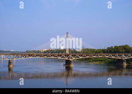 Varsovie, Mazovie / Pologne - 2018/09/02 : Vue panoramique de la Vistule avec plus Srednicowy pont de chemin de fer et le nord du district de Varsovie Banque D'Images