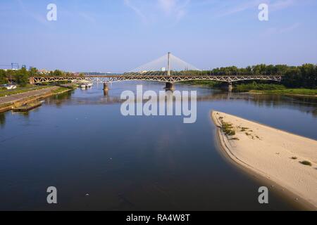 Varsovie, Mazovie / Pologne - 2018/09/02 : Vue panoramique de la Vistule avec plus Srednicowy pont de chemin de fer et le nord du district de Varsovie Banque D'Images