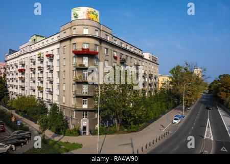 Varsovie, Mazovie / Pologne - 2018/09/02 : Vue panoramique sur l'Powisle quart de Varsovie avec remblai Wybrzeze Kosciuszkowskie street Banque D'Images