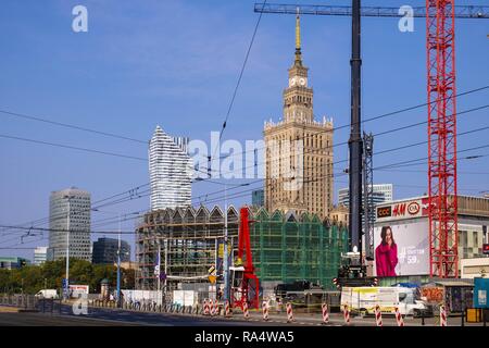 Varsovie, Mazovie / Pologne - 2018/09/02 : Construction site de la Rotonde édifice historique en cours de réaménagement dans le centre-ville de Varsovie, avec le Palais de la Culture et de la science en arrière-plan Banque D'Images