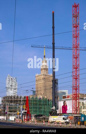 Varsovie, Mazovie / Pologne - 2018/09/02 : Construction site de la Rotonde édifice historique en cours de réaménagement dans le centre-ville de Varsovie, avec le Palais de la Culture et de la science en arrière-plan Banque D'Images