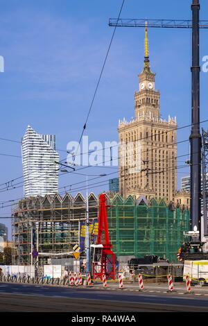 Varsovie, Mazovie / Pologne - 2018/09/02 : Construction site de la Rotonde édifice historique en cours de réaménagement dans le centre-ville de Varsovie, avec le Palais de la Culture et de la science en arrière-plan Banque D'Images