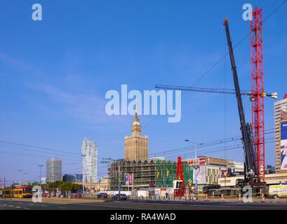 Varsovie, Mazovie / Pologne - 2018/09/02 : Construction site de la Rotonde édifice historique en cours de réaménagement dans le centre-ville de Varsovie, avec le Palais de la Culture et de la science en arrière-plan Banque D'Images