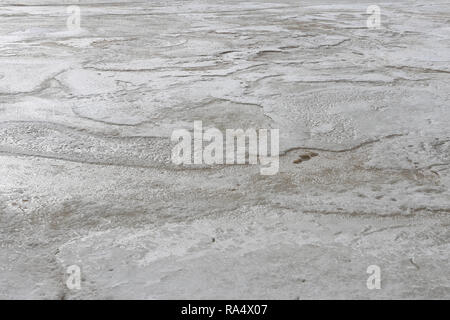 La surface de la mer gelée dans la côte sud de la Finlande. Le blanc et gris, la texture de la glace et de la neige. Banque D'Images