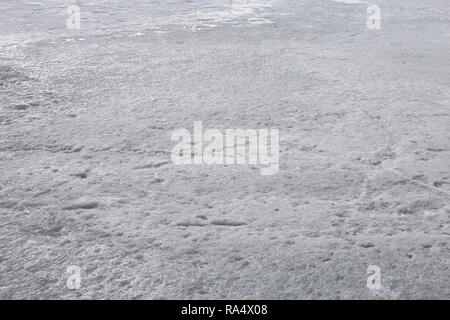 La surface de la mer gelée dans la côte sud de la Finlande. Le blanc et gris, la texture de la glace et de la neige. Banque D'Images