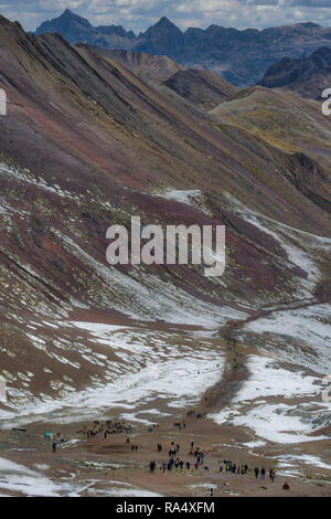 Groupe de personnes sur un sentier de montagne à travers un des pics dans Vinicuna, au Pérou, en Amérique du Sud dans un elevated view Banque D'Images