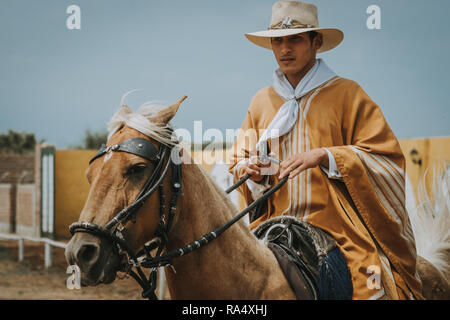 TRUJILLO, PÉROU - Septembre 2018 : Morochuco péruvienne à cheval de cow-boy, en vêtements traditionnels et hat, vue en gros plan Banque D'Images