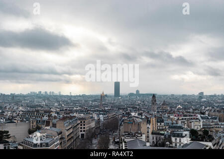 Paris, France - 28 janvier 2018 : vue depuis le haut de la grande rue, les bâtiments, et paysage de ville de la ville de Paris en France. Banque D'Images