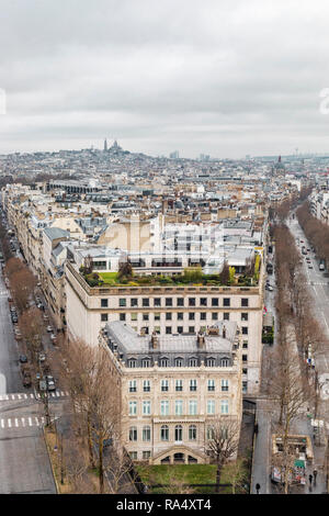 Paris, France - 28 janvier 2018 : vue depuis le haut de la grande rue, les bâtiments, et paysage de ville de la ville de Paris en France. Banque D'Images