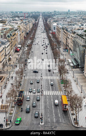 Paris, France - 28 janvier 2018 : Vue aérienne de l'emblématique Avenue des Champs-Élysées à Paris - c'est l'une des rues les plus prestigieuses dans le monde entier Banque D'Images