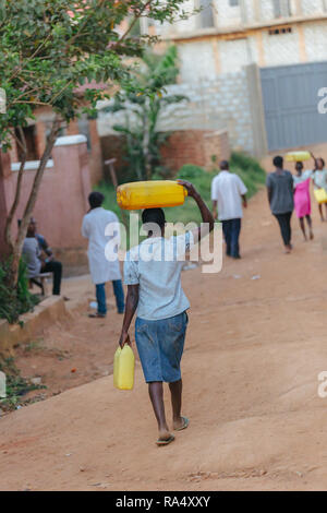 Femme transportant de l'eau à Entebbe, Ouganda Banque D'Images