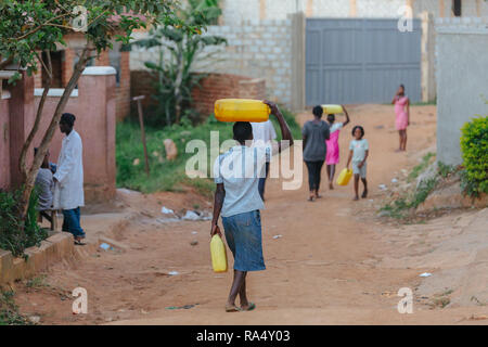 Femme transportant de l'eau à Entebbe, Ouganda Banque D'Images