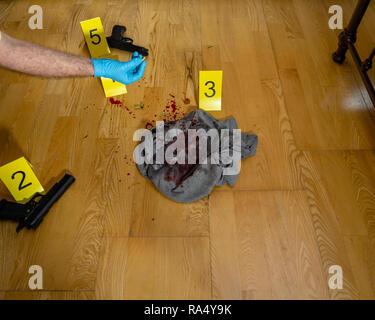 Enquêteur forensices CSI inspecte bullet carter en scène de crime Banque D'Images