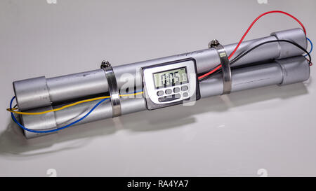 Bombe tuyau avec un écran LCD horloge pour déclencher la détonation sur fond blanc Banque D'Images