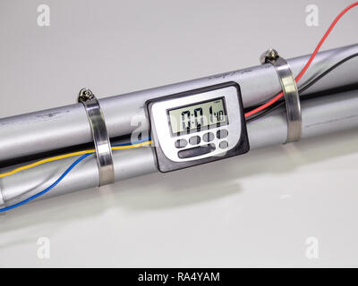 Bombe tuyau avec un écran LCD horloge pour déclencher la détonation sur fond blanc Banque D'Images