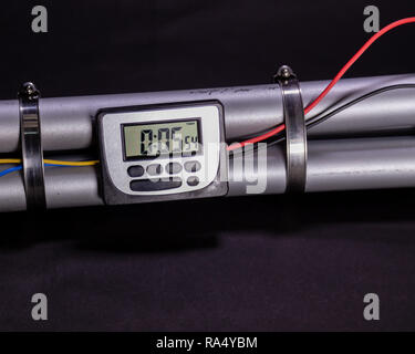 Bombe tuyau avec un écran LCD horloge pour déclencher la détonation sur fond noir Banque D'Images